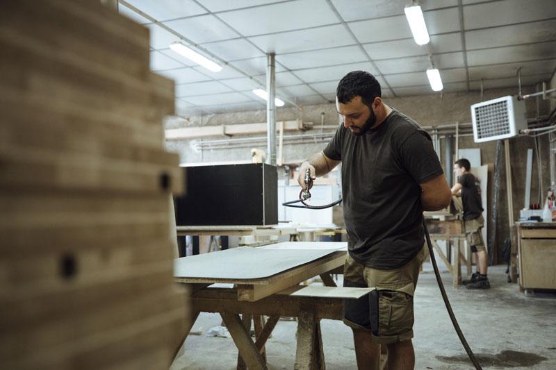 Un homme travaille le bois dans l'atelier