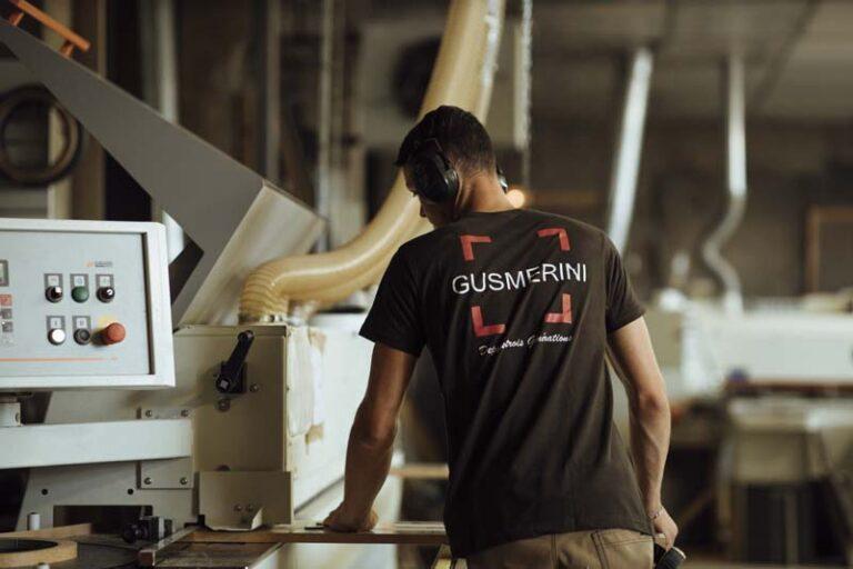 Un homme de dos porte un t-shirt estampillé Gusmerini