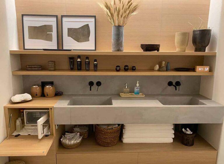 Salle de bain moderne et pratique en bois clair et gris