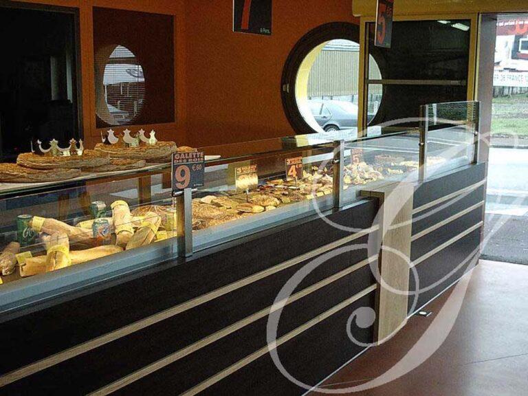 Vitrine à pâtisserie, en verre, noir et bois clair