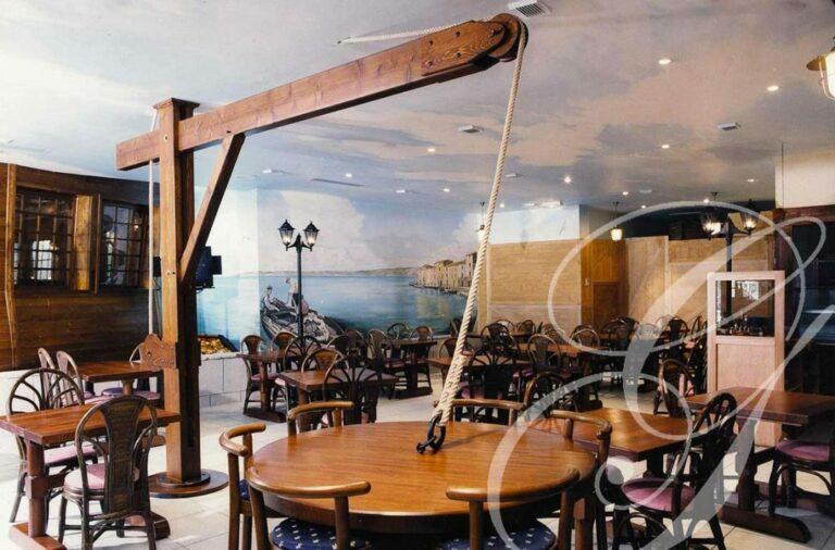 Un restaurant entièrement aménagé de bois rappelle les bateaux